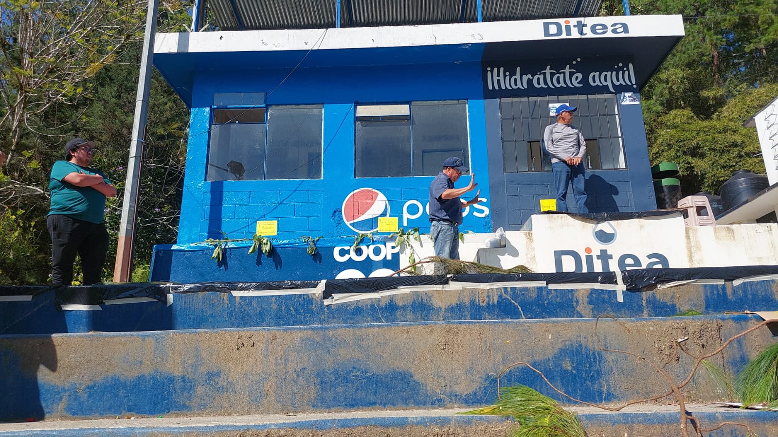Los aficionados al futbol nacional hacen hasta lo imposible por "reservar" sus lugares en el Verapaz y presenciar la final. (Foto Prensa Libre: Guatevisión)