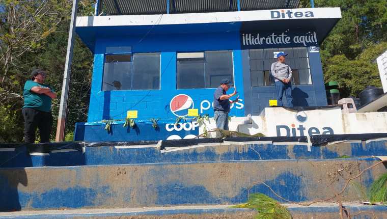 Los aficionados al futbol nacional hacen hasta lo imposible por "reservar" sus lugares en el Verapaz y presenciar la final. (Foto Prensa Libre: Guatevisión)