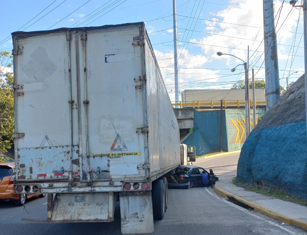 Vehículo queda debajo de un furgón en El Naranjo y PMT da detalles sobre el tránsito en el sector