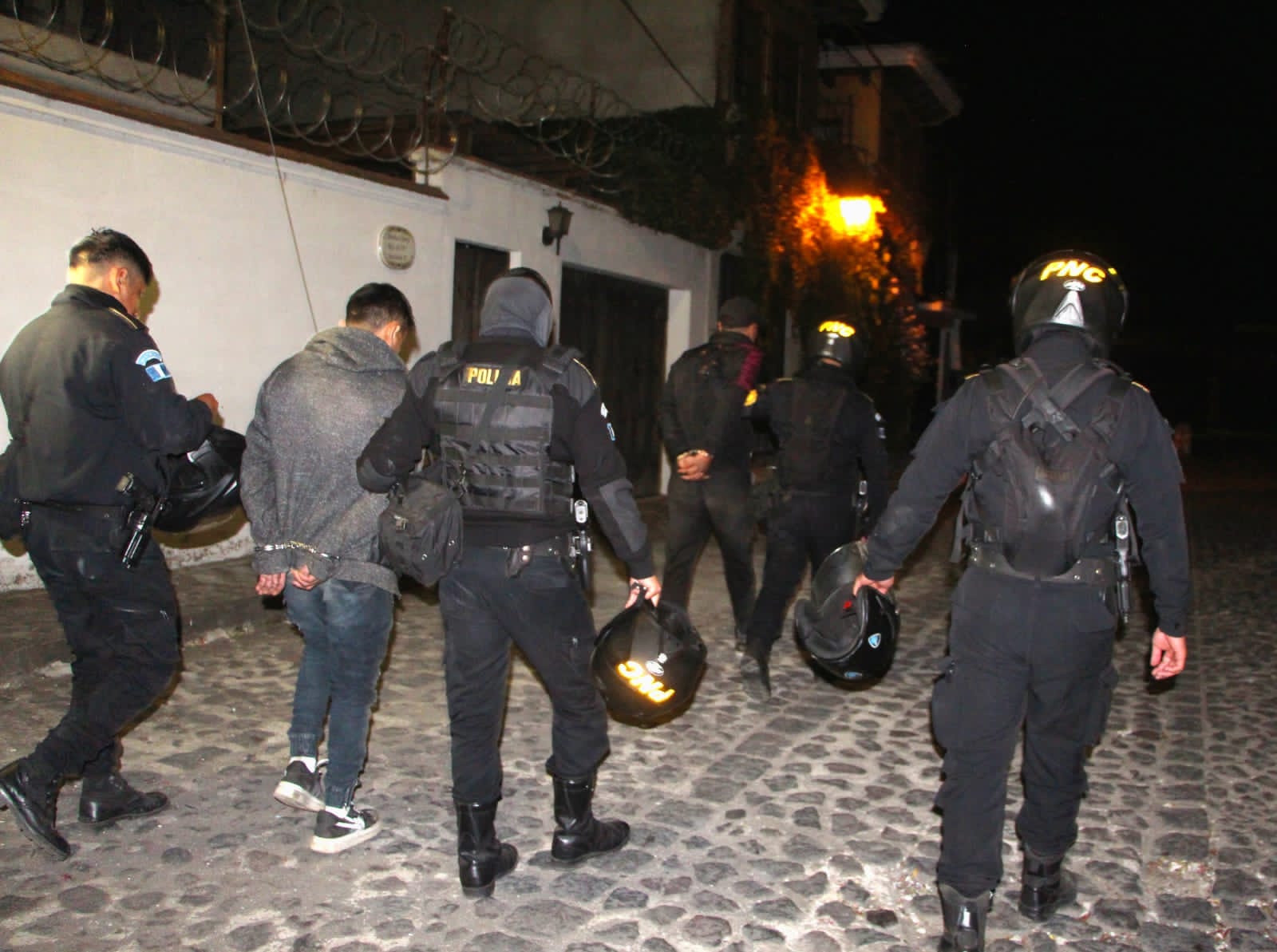 El caso de violencia que dejó un hombre muerto, una mujer herida de bala y la captura de los presuntos responsables cuando huían