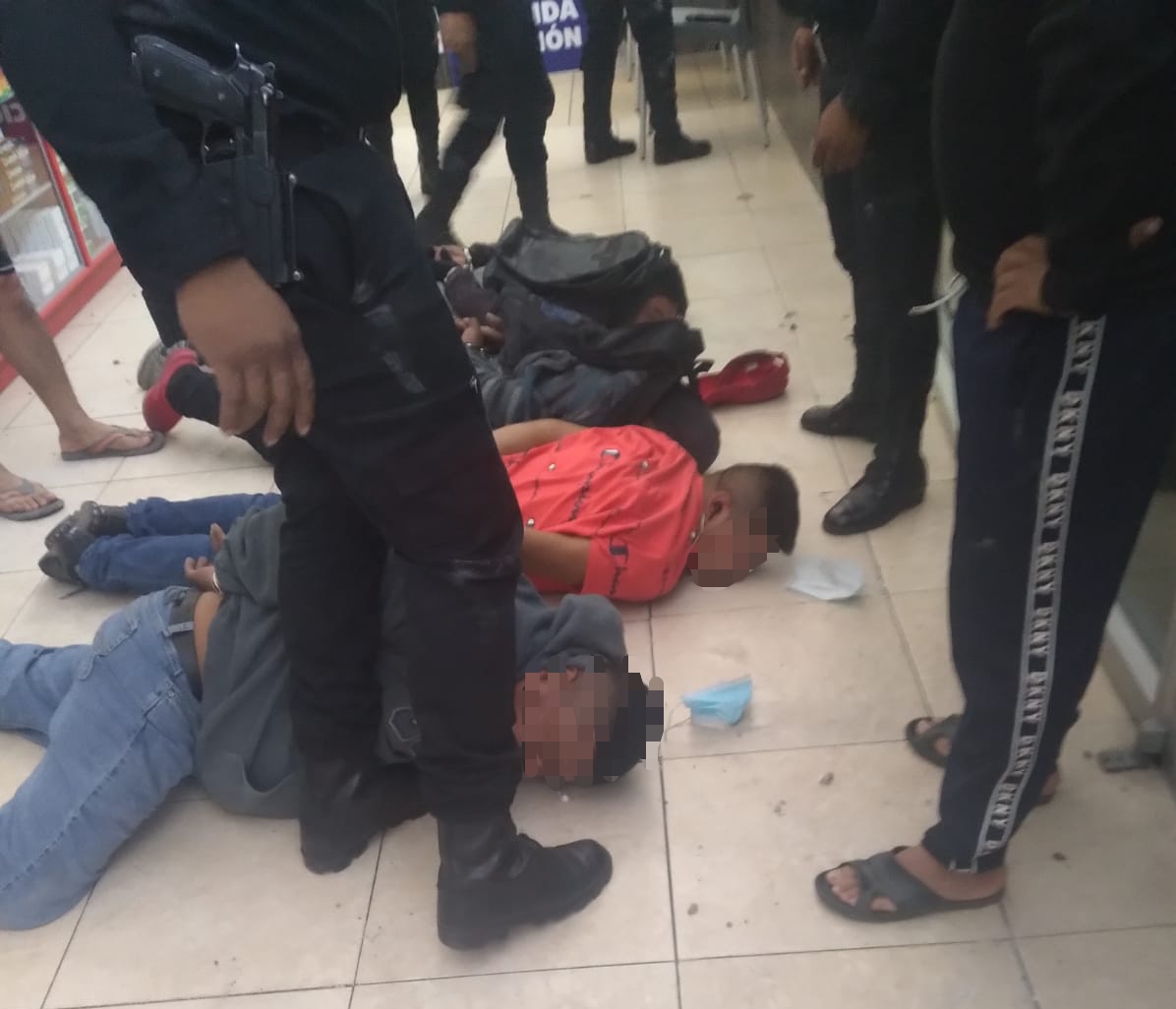Saqueadores capturados: Qué se sabe de las personas detenidas por aparentemente robar 36 sacos con medicinas
