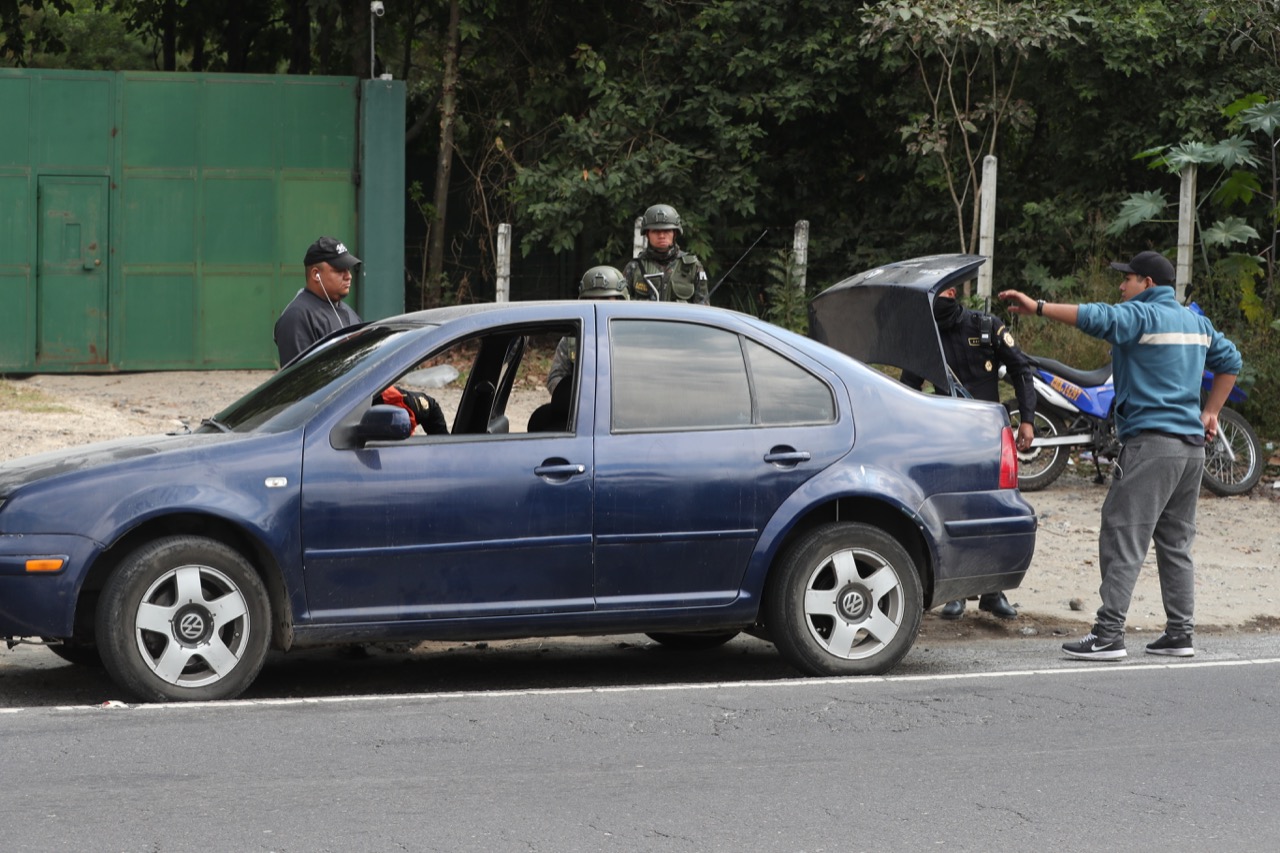 Diversos puestos de control han sido habilitados en las carreteras del país, en los que se identifican a las personas a bordo de los vehículos. (Foto: Érick Ávila. Prensa Libre.)