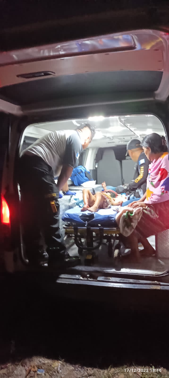 Bomberos Voluntarios de Poptún, Petén, trasladaron de emergencia a dos niños, de 2 y 4 años, a un centro asistencial tras haber sido baleados por su padre, que al final se suicidó. Foto Bomberos Voluntarios.