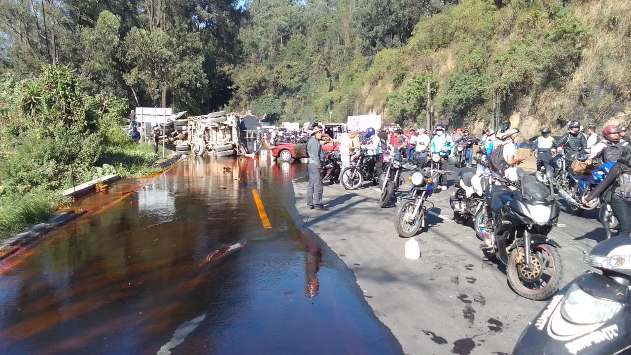 El accidente múltiple se registró la tarde de este 20 de diciembre en la cuesta de Villalobos, en Villa Nueva. (Foto Prensa Libre: Bomberos Voluntarios)