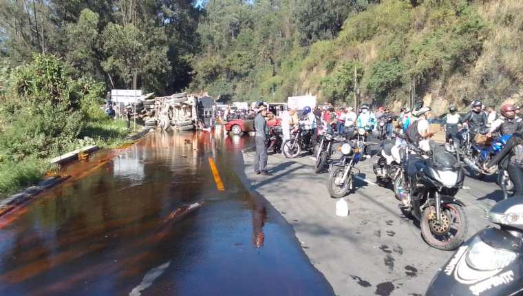 El accidente múltiple se registró la tarde de este 20 de diciembre en la cuesta de Villalobos, en Villa Nueva. (Foto Prensa Libre: Bomberos Voluntarios)