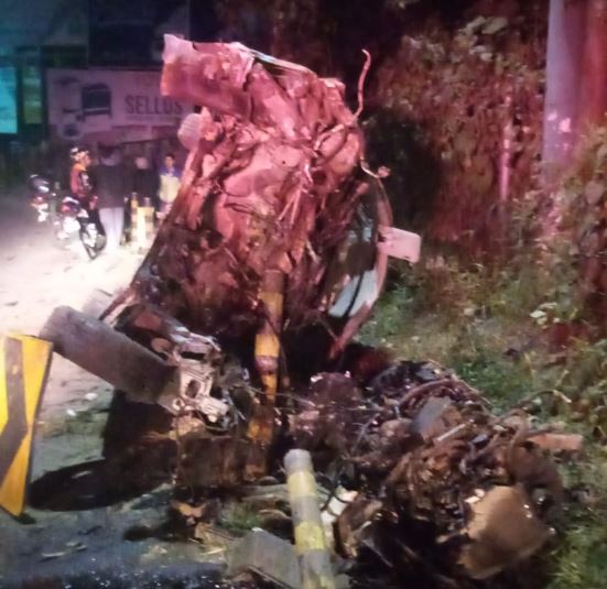 Así quedó el vehículo accidentado en el km 28 de la ruta Interamericana, luego de que los Bomberos Voluntarios usaran equipo hidráulico para rescatar a las víctimas. (Foto Prensa Libre: Bomberos Voluntarios)