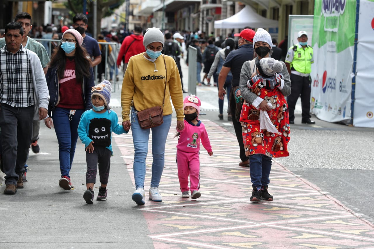 Las bajas temperaturas obligan a los guatemaltecos a abrigarse para prevenir enfermedades respiratorias. (Foto Prensa Libre: Esbin García)
