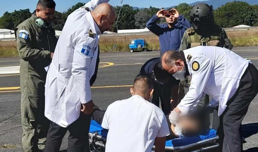 La PNC confirmó que hay al menos tres agentes heridos, pero no amplió información sobre la condición de civiles. (Foto Prensa Libre: PNC)