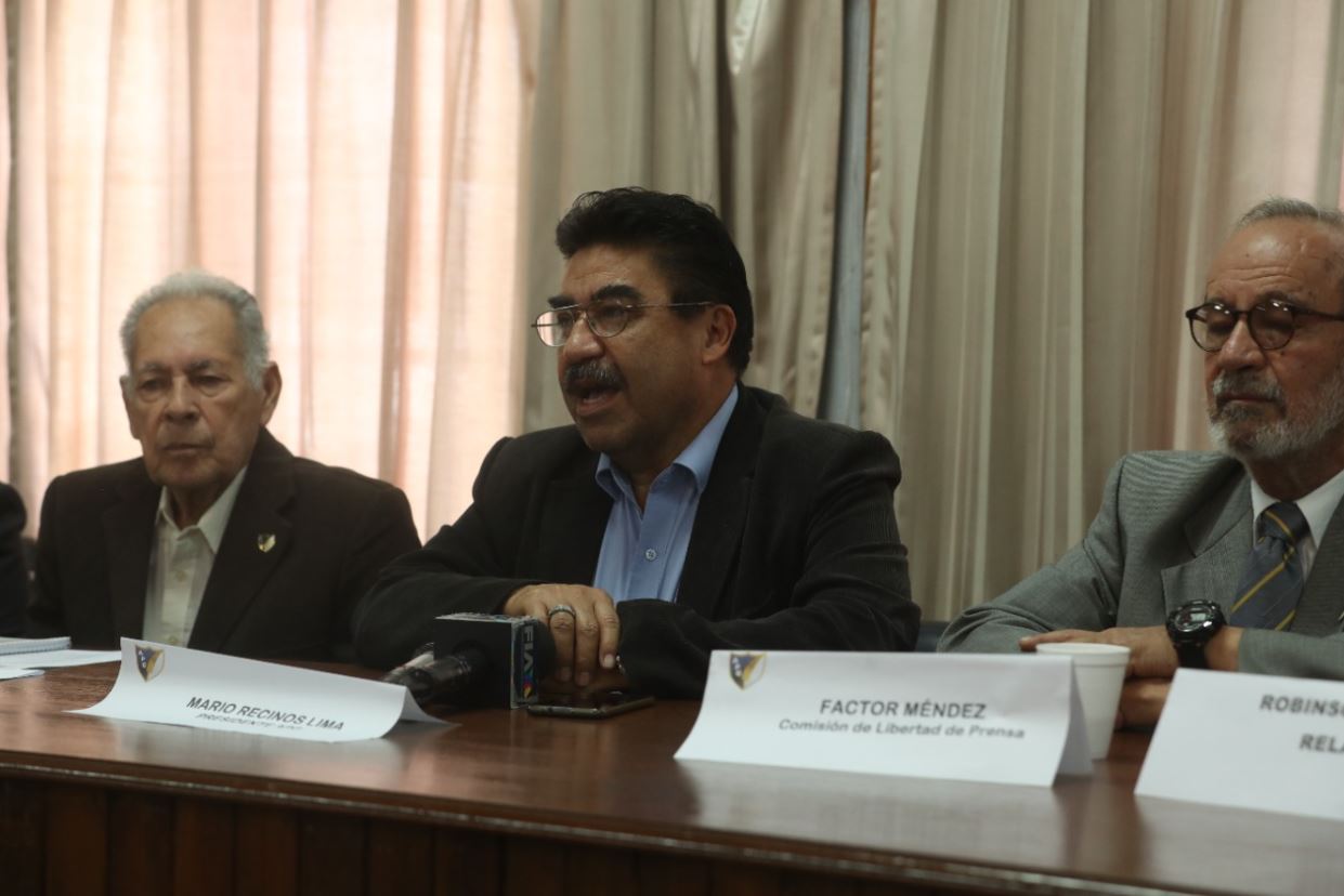 Mario Recinos, presidente de la APG, al centro, durante la presentación del informe. (Foto Prensa Libre: Juan Diego González) 