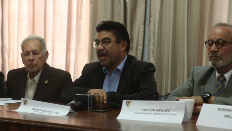 Mario Recinos, presidente de la APG, al centro, durante la presentación del informe. (Foto Prensa Libre: Juan Diego González) 