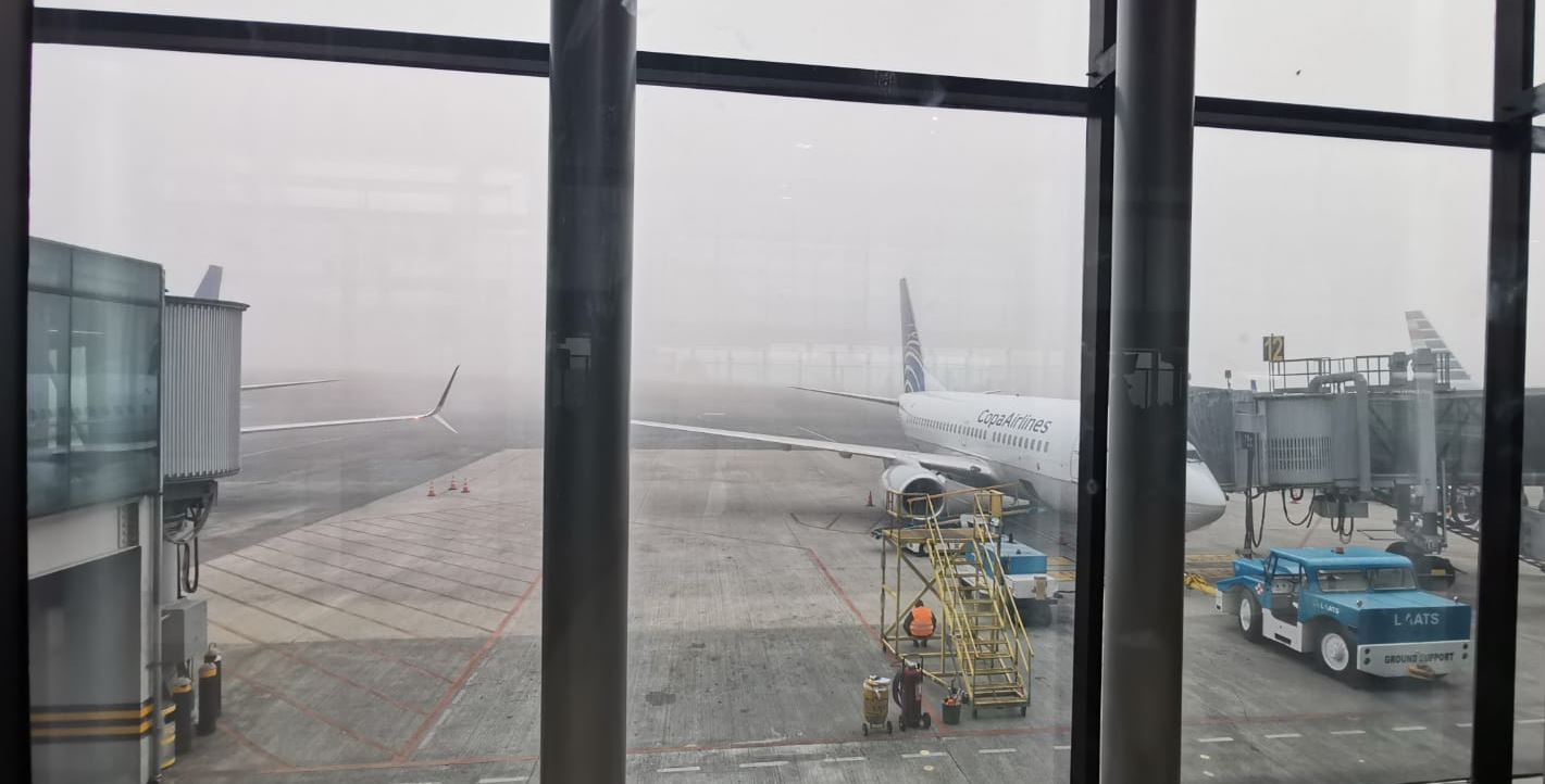 La neblina retrasó el despegue de varios vuelos en el Aeropuerto Internacional La Aurora, Guatemala el 14 de diciembre de 2022. (Foto Prensa Libre: Ingrid Reyes)
