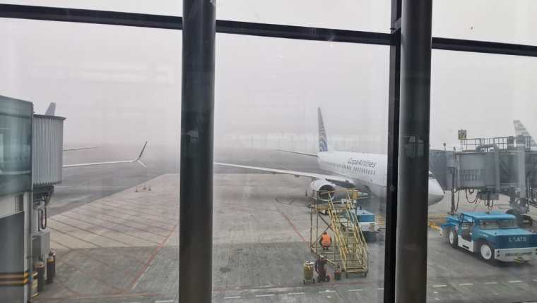La neblina retrasó el despegue de varios vuelos en el Aeropuerto Internacional La Aurora, Guatemala el 14 de diciembre de 2022. (Foto Prensa Libre: Ingrid Reyes)