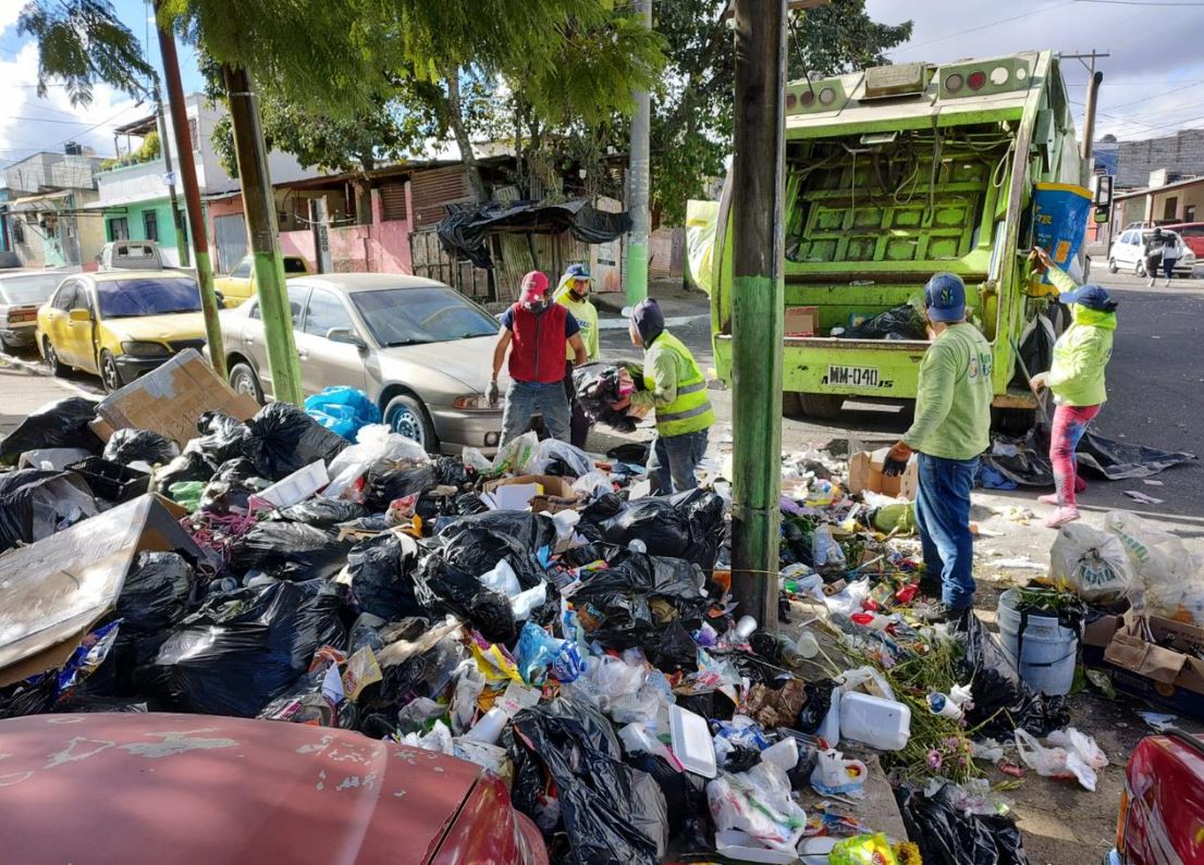 Basura en las calles de Mixco, luego de los festejos por la Navidad 2023. (Foto Prensa Libre: Municipalidad de Mixco)