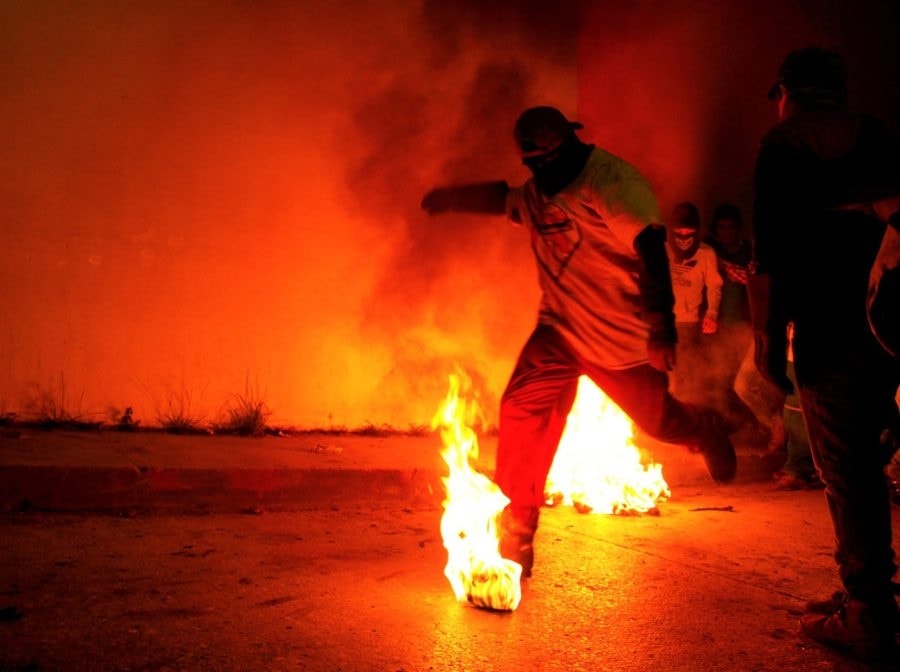 La tradicional celebración de las "bolas de gas" terminó en disturbios la noche del 8 de diciembre en San Cristóbal Verapaz. (Foto Prensa Libre: Municipalidad de San Cristóbal Verapaz) 