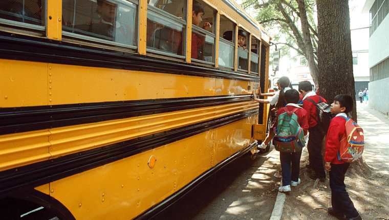 La incorporación de los buses escolares a las calles hará que el tránsito sea más lento. (Foto Prensa Libre: Hemeroteca PL)