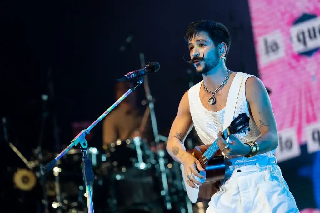 El cantante colombiano Camilo, durante su último concierto ofrecido en un festival de España. (Foto Prensa Libre: EFE)