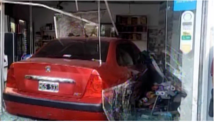 Un piloto alcoholizado empotró su vehículo en una tienda en un barrio de Buenos Aires, Argentina. De milagro se salvaron dos personas que estaban en la tienda. Foto captura de pantalla. 