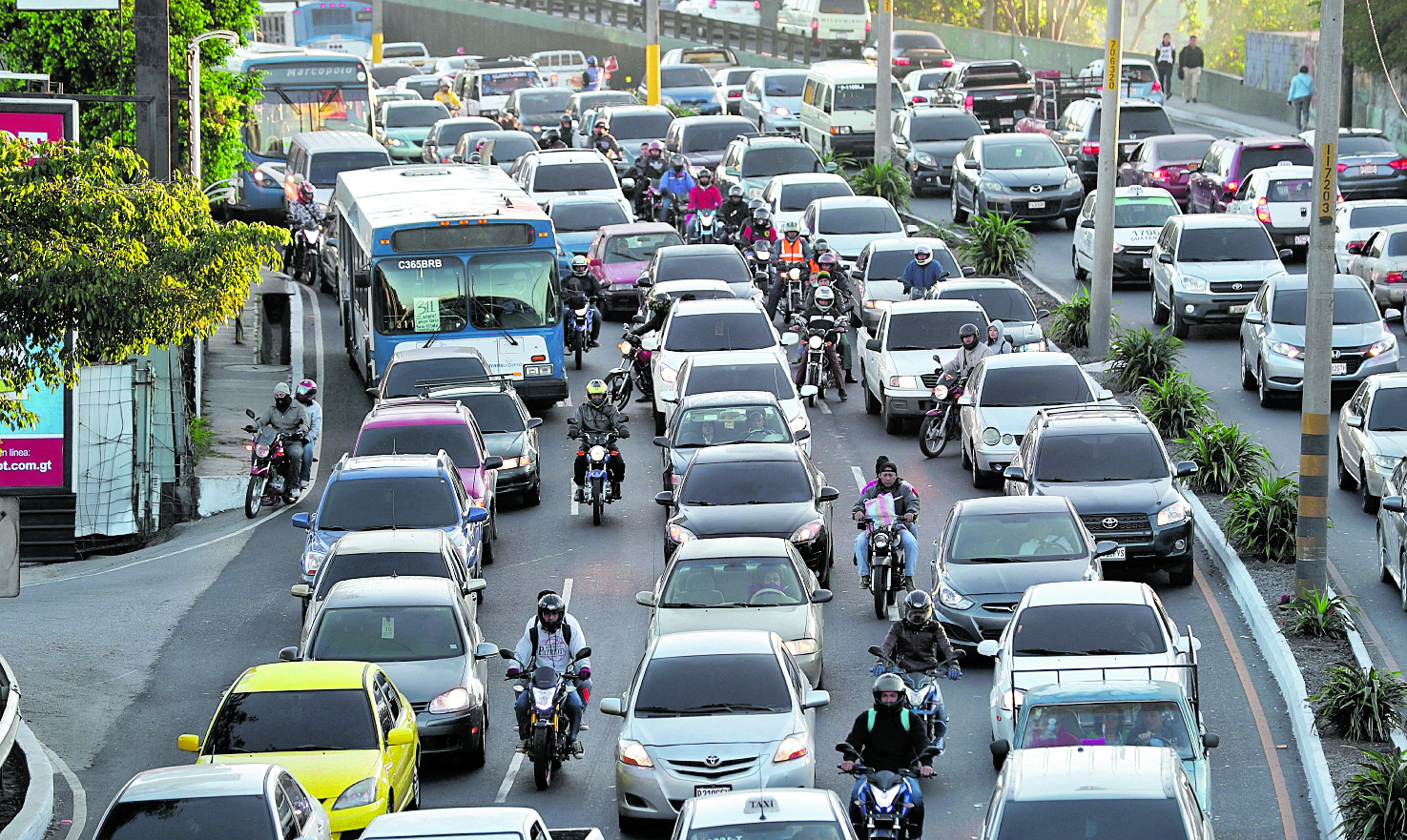 Desde los primeros días de diciembre se ha visto un aumento en la carga vehicular. (Foto Prensa Libre: Hemeroteca PL)