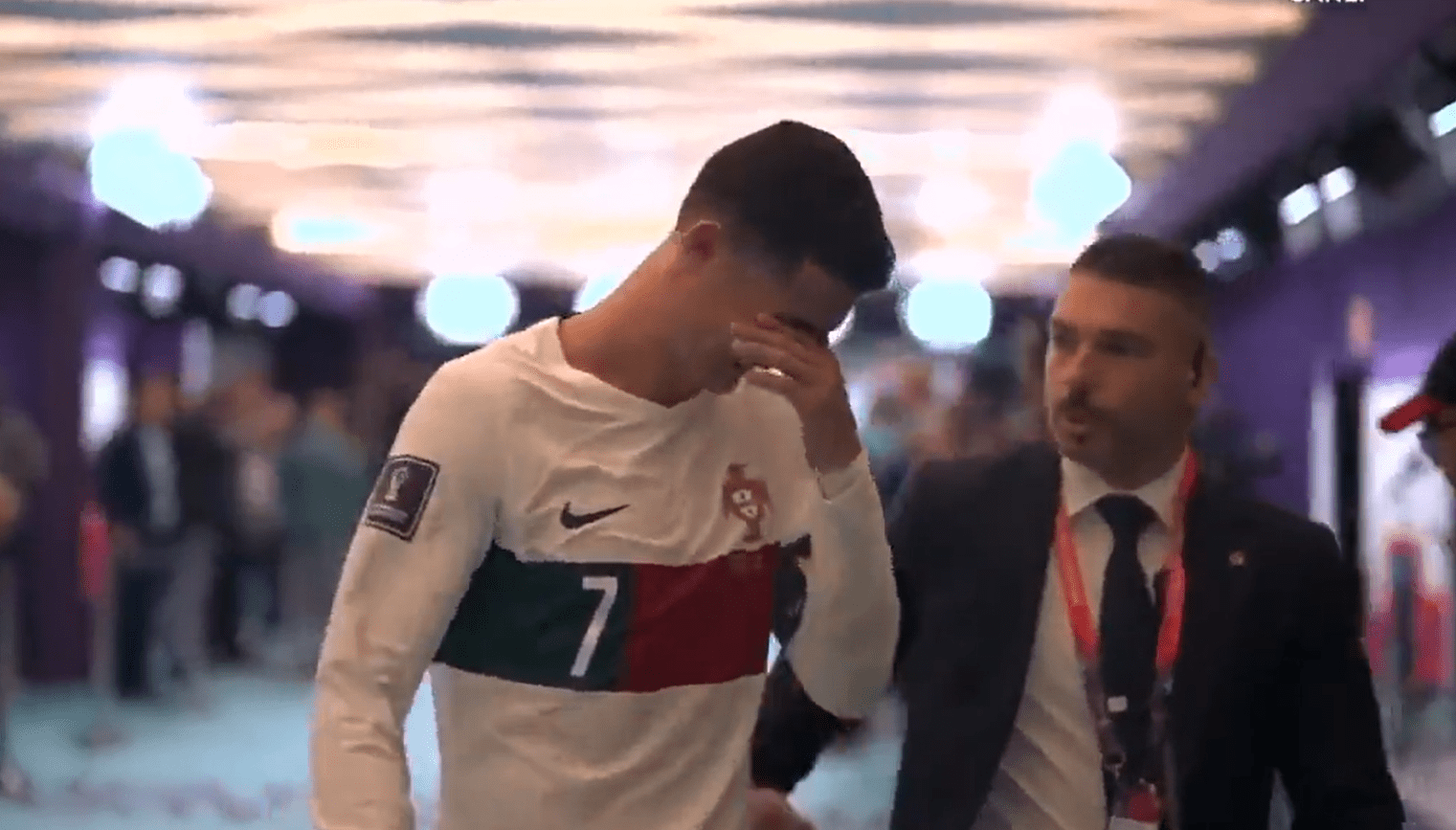"Cris" no pudo contener su tristeza y se desmoronó al terminar el partido entre Portugal y Marruecos. (Foto Prensa Libre: Captura de Pantalla)