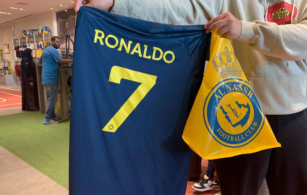 La venta de camisolas de Cristiano también ha sufrido un incremento fuerte en las últimas horas. (Foto Prensa Libre: AFP).