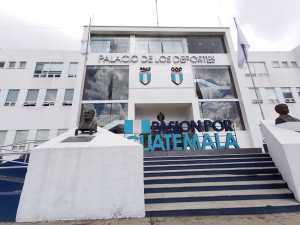 Plazas, salarios, becas y dietas: los cuestionamie...