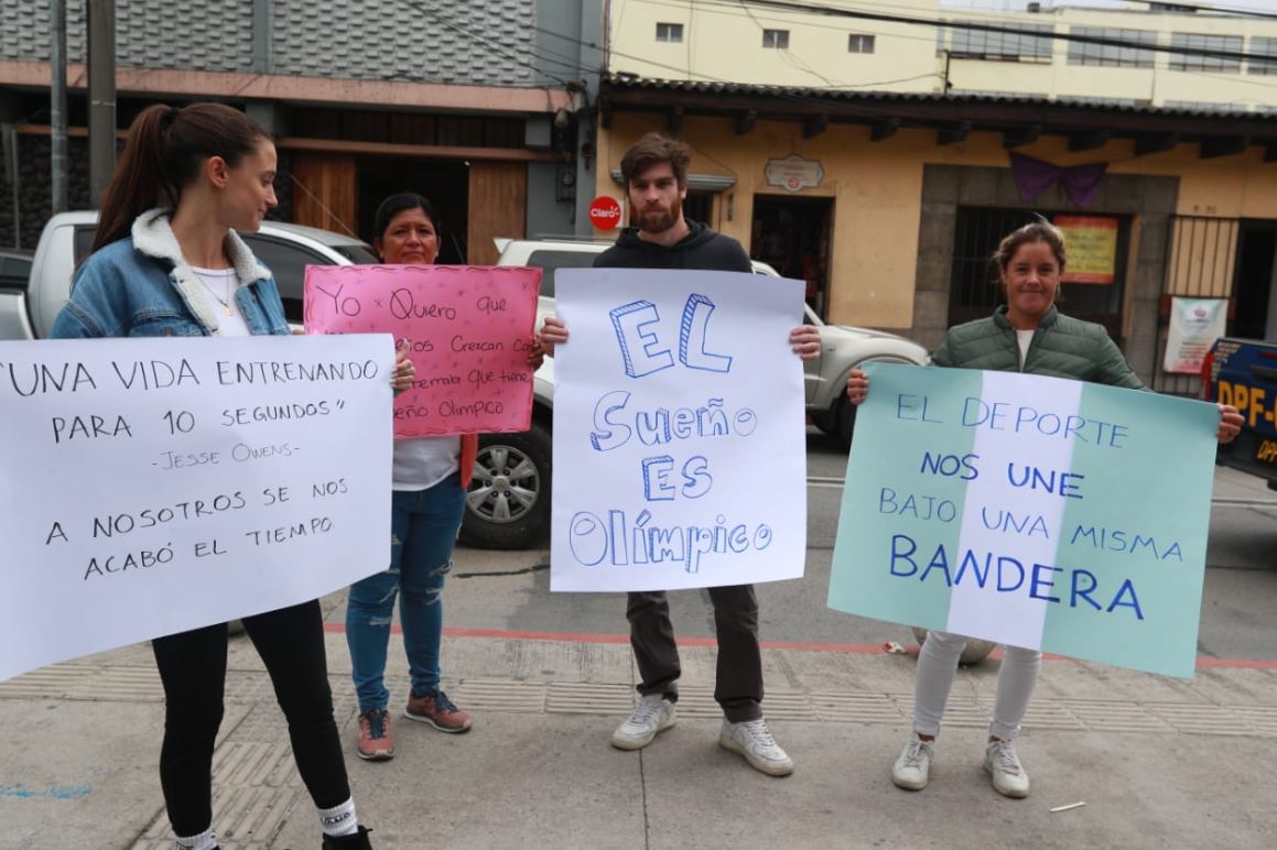 Deportistas guatemaltecos protestan frente a la CC por la suspensiÃ³n que el COI le tiene a Guatemala. (Foto Prensa Libre: MarÃ­a JosÃ© Bonilla)
