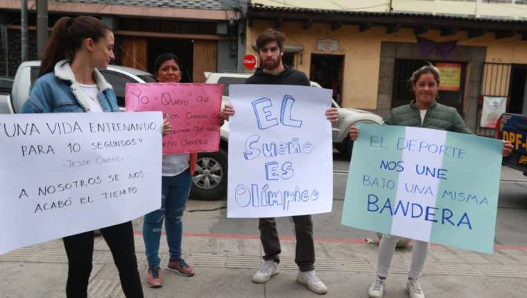 Deportistas guatemaltecos protestan frente a la CC por la suspensiÃ³n que el COI le tiene a Guatemala. (Foto Prensa Libre: MarÃ­a JosÃ© Bonilla)