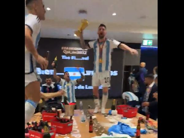 Messi festeja la copa del mundo en el vestuario tras la final de Qatar 2022. (Foto Prensa Libre: captura de pantalla video en vivo nicolasotamendi30)