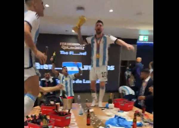 Messi festeja la copa del mundo en el vestuario tras la final de Qatar 2022. (Foto Prensa Libre: captura de pantalla video en vivo nicolasotamendi30)