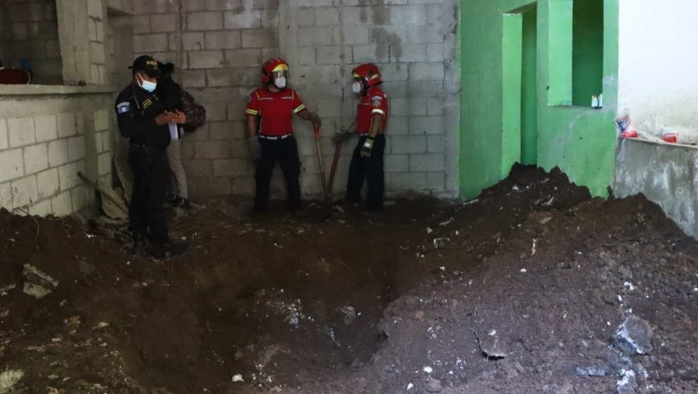 Un fosa clandestina fue descubierta bajo el suelo en uno de los espacios de una vivienda en proceso de construcción en una asentamiento en la zona 18. (Foto Prensa Libre: Bomberos Municipales) 