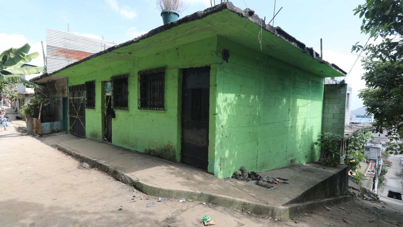 Esta es la casa en que autoridades localizaron los restos de siete mujeres que serían víctimas de la Mara 18. Fotografía: Prensa Libre. 