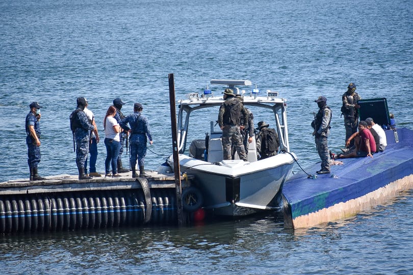 Las fuerzas de seguridad estiman que el cargamento es de una tonelada o más, cuyo contenido está siendo analizado tras las pruebas de campo. (Foto Prensa Libre: Ejército)