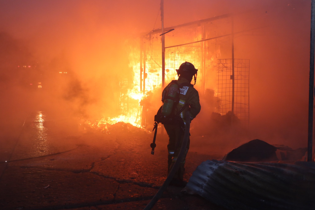 Incendio en zona 9: Hombre resulta con fuertes quemaduras al intentar manipular cables de alta tensión y bomberos revelan más datos del siniestro 