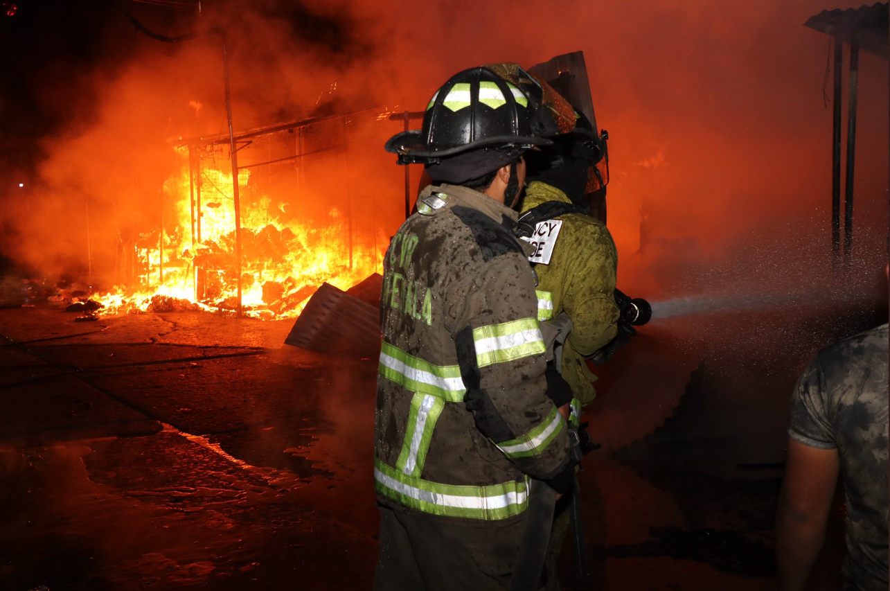 Incendio en zona 9: Hombre resulta con fuertes quemaduras al intentar manipular cables de alta tensión y bomberos revelan más datos del siniestro