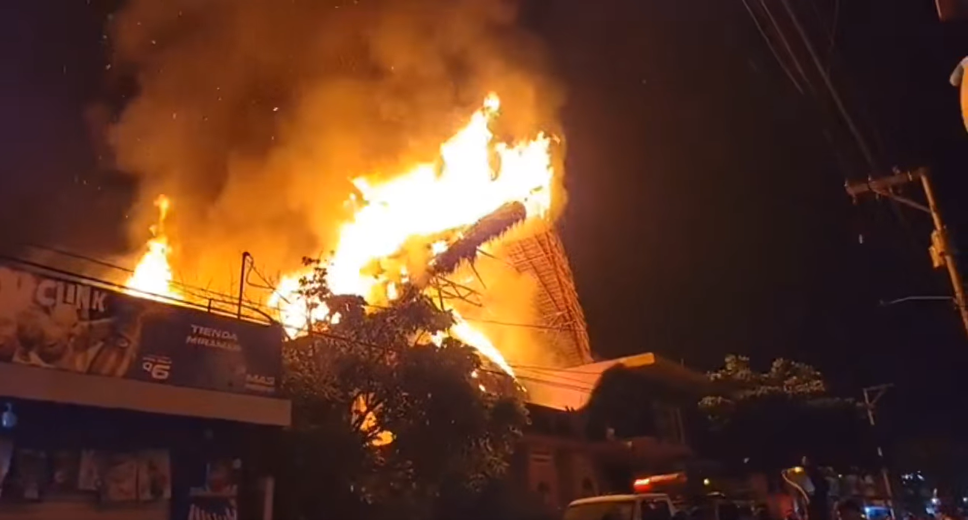 Un incendio consumió a una popular discoteca en el Puerto San José, Escuintla. (Foto Prensa Libre: captura de video)