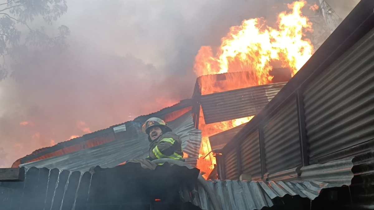 Videos: Voraz incendio arrasa 36 viviendas en asentamiento en zona 21 y pone en riesgo a decenas de personas
