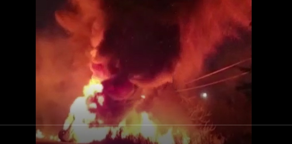 Video: Camión cisterna vuelca y se incendia en Río Hondo