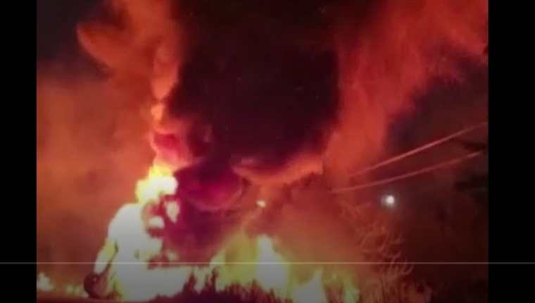 El fuego consume el pesado vehículo en Zacapa. (Captura de video/Cortesía: Vanessa Flores)