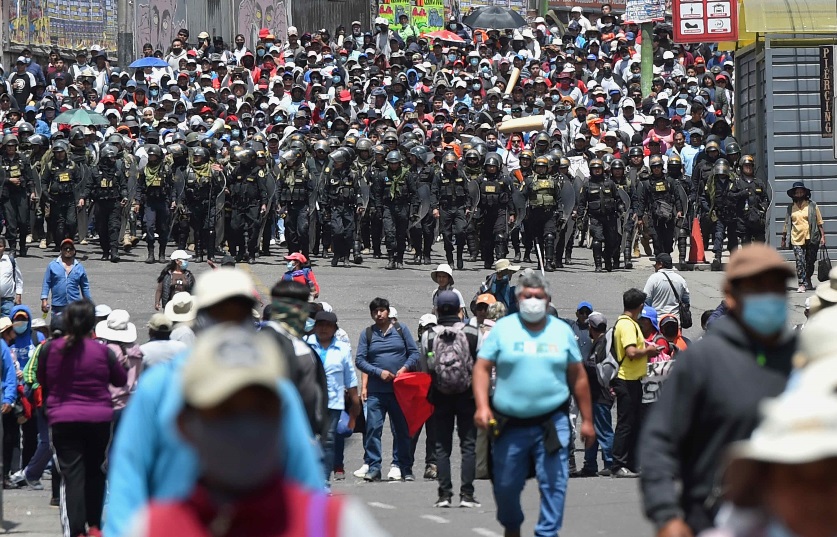 Policías vigilan una manifestación en Arequipa, Perú. El Gobierno peruano declaró el estado de Emergencia en todo el país. (Foto Prensa Libre: EFE)