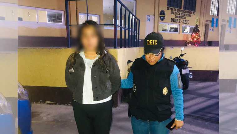 Una mujer de 26 años tenía una alerta de desaparición del 10 de diciembre de 2022, pero fue capturada bajo los cargos de lavado de dinero. (Foto Prensa Libre: PNC)