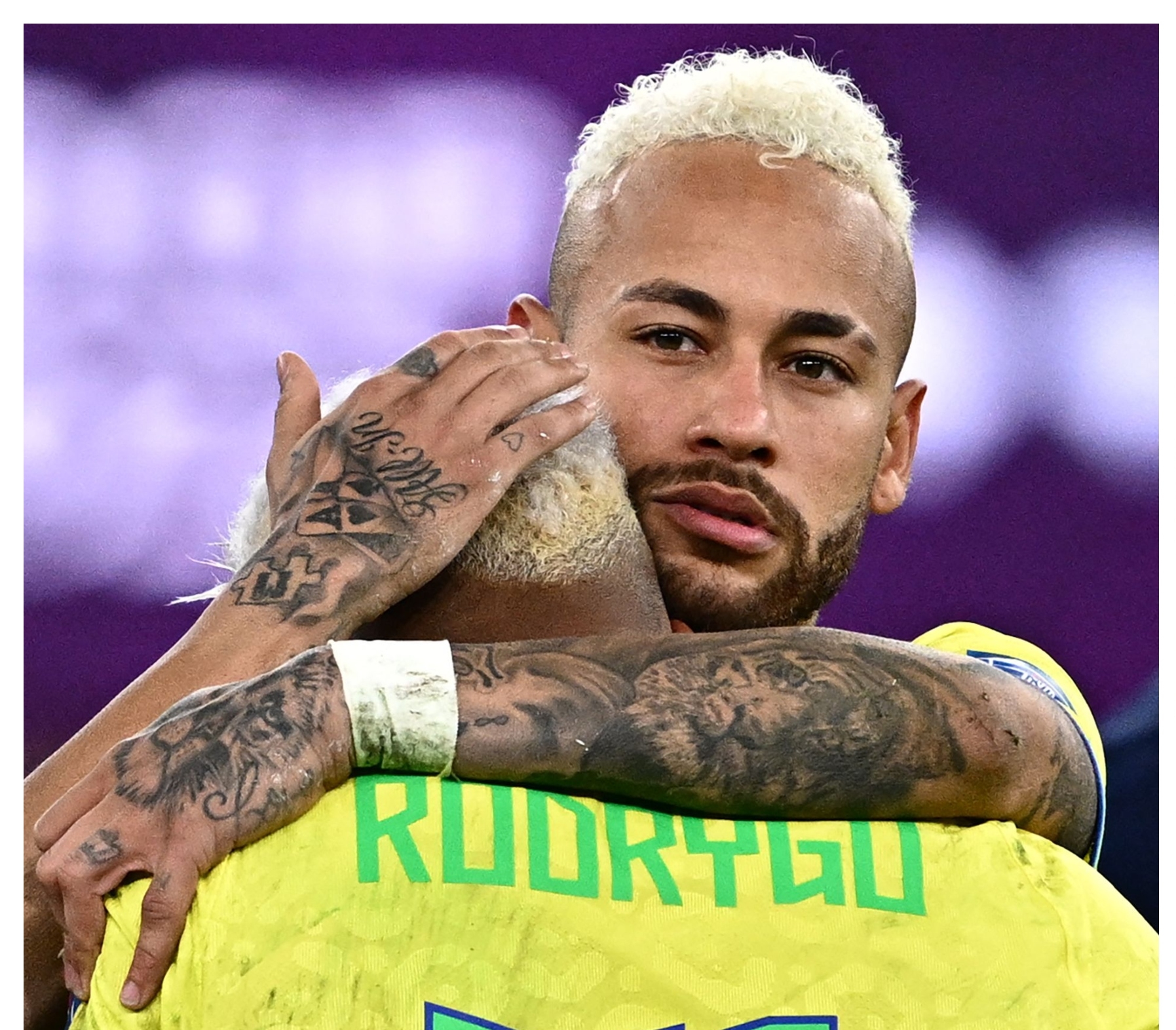 Neymar consoló a Rodrygo después de la eliminación de Brasil en Qatar 2022. (Foto Prensa Libre: AFP y Twitter)