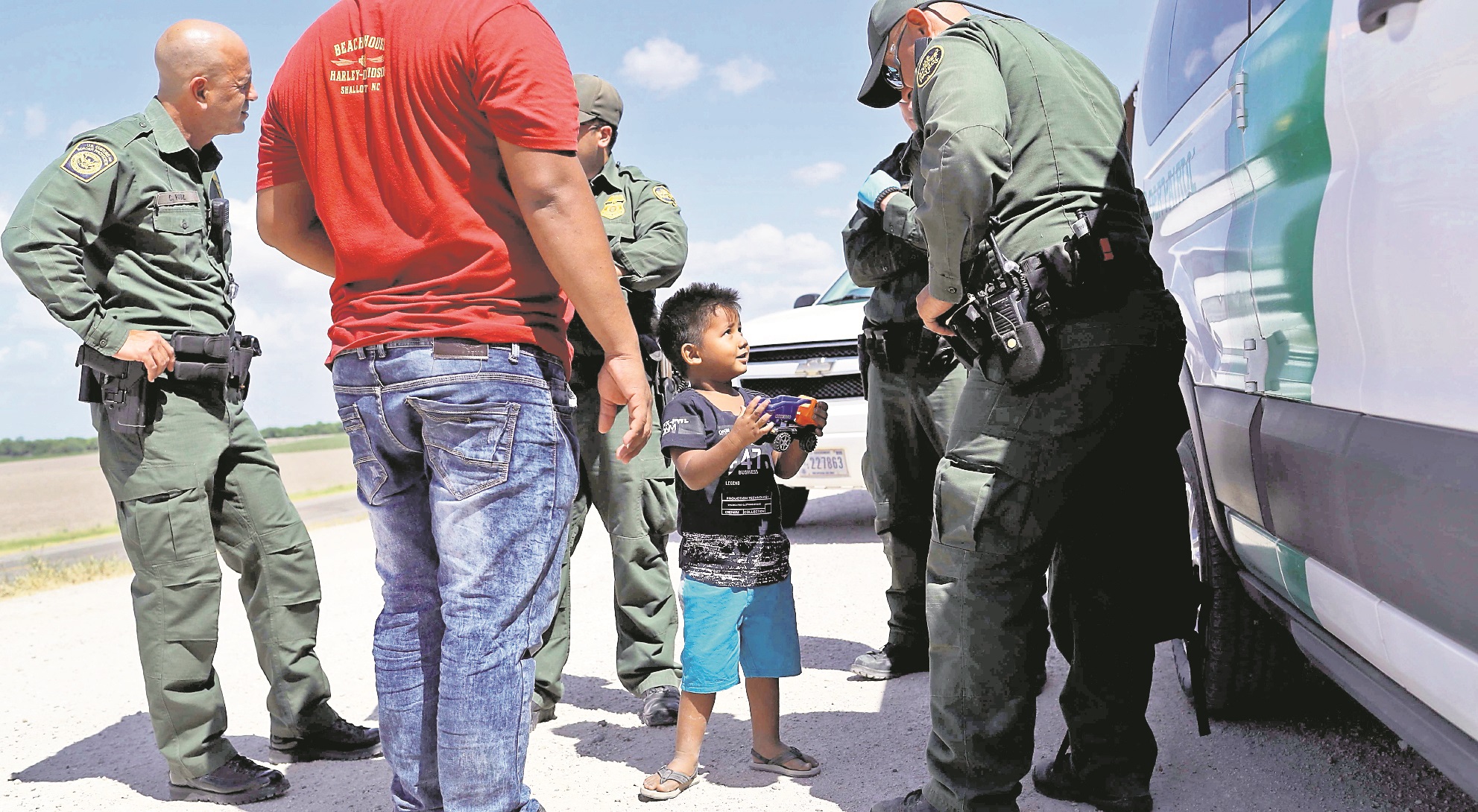 Guardias de la Patrulla Fronteriza toman en custodia a un menor que llegó solo a la frontera de Mission, 
Texas. (Foto Prensa Libre: Hemeroteca PL)