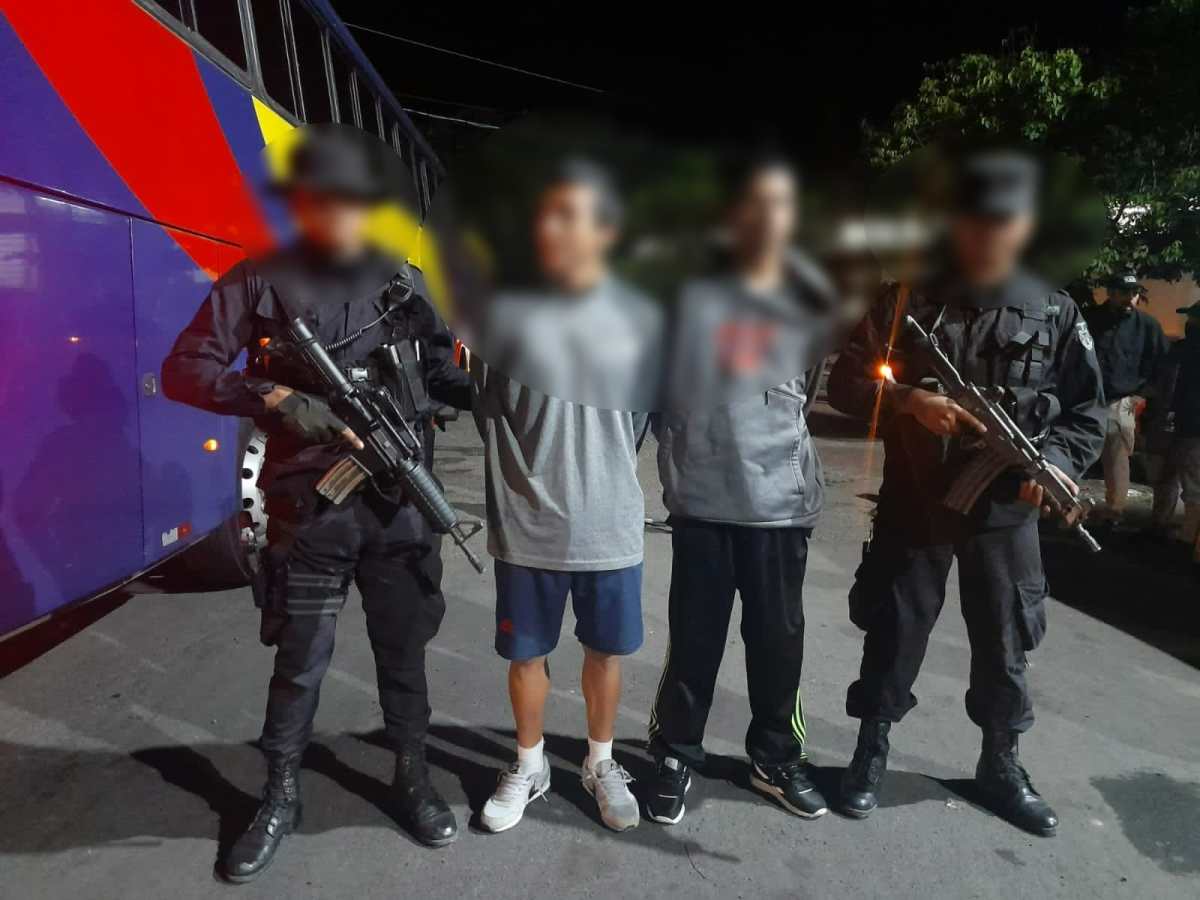 Guatemala entregó a El Salvador a dos pandilleros, entre ellos Abraham Cornejo Hernández, quien intentaba huir del régimen impuesto por el presidente Nayib Bukele. (Foto Prensa Libre: Ministerio de Seguridad de El Salvador)
