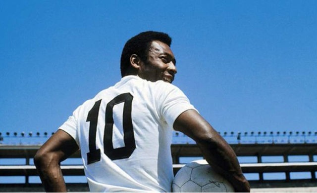 Pelé jugó la mayor parte de su carrera en el Santos de Brasil y el club podría retirar el número 10 en honor a su máxima leyenda. (Foto Prensa Libre: Club Santos)