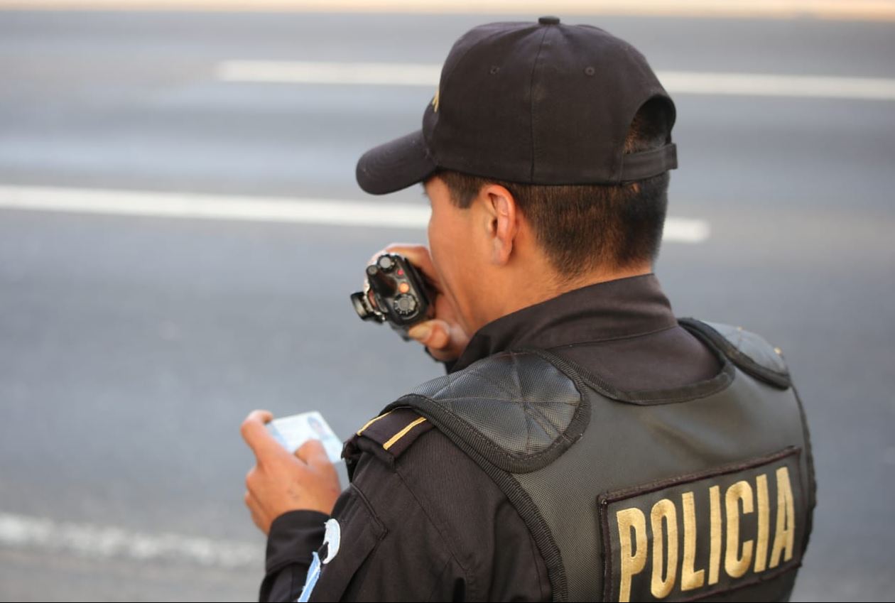 Agentes de la comisaria 11 de la PNC capturaron a dos presuntos secuestradores en la zona 3. (Foto Prensa Libre: PNC)