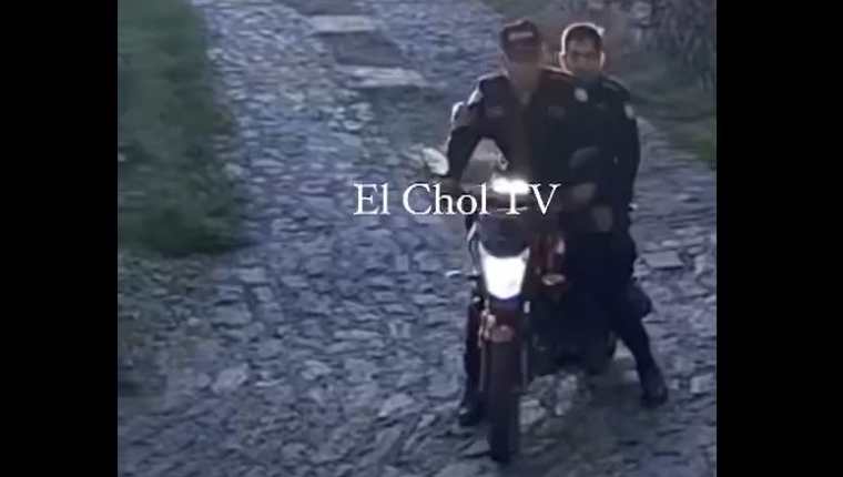 Captura de pantalla del video que muestra a agentes de la PNC en estado de ebriedad mientras iban en una motocicleta en Granados, Baja Verapaz. (Foto Prensa Libre: El Chol TV)