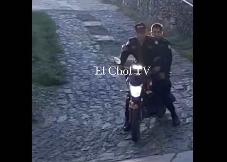 Video: captan a dos agentes de la PNC cuando iban en una motocicleta y en aparente estado de ebriedad en Baja Verapaz