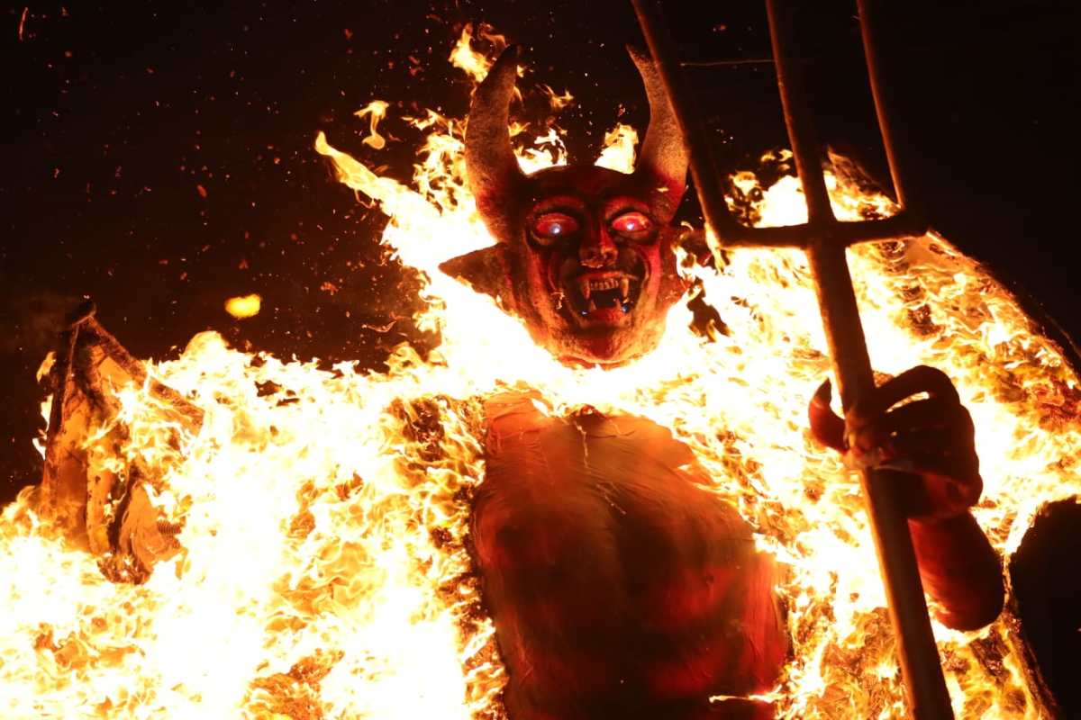 Quema del diablo: las imágenes de la piñata gigante que el fuego consumió en la zona 5