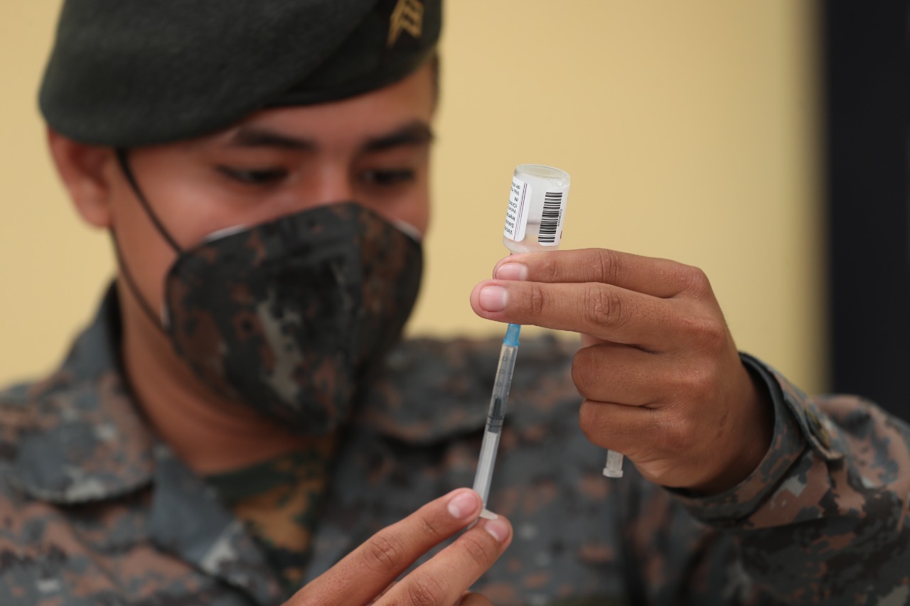A inicios de diciembre habían 13 mil vacunas contra el Covid-19 en existencia, las cuales se vencían el 16 de diciembre de 2022. (Foto Prensa Libre: Erick Ávila)