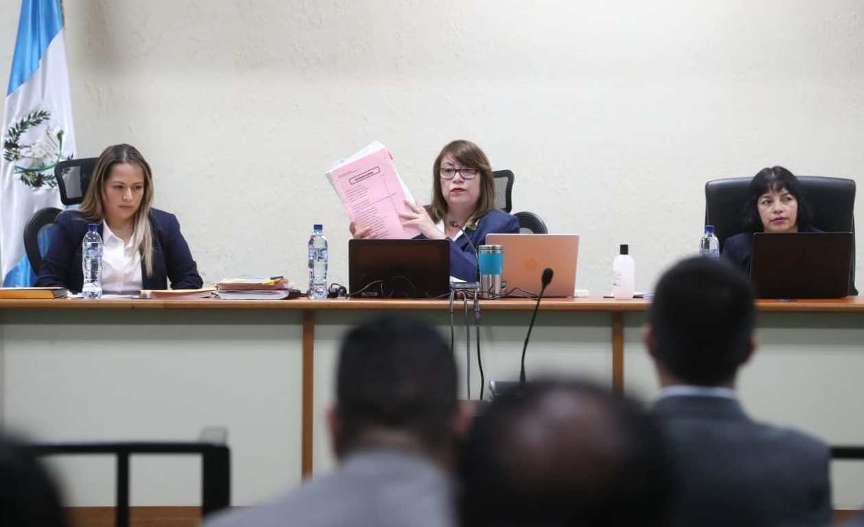 La jueza presidenta del Tribunal de Mayor Riesgo B, Jeanette Valdés, -al centro- durante la argumentación. (Foto Prensa Libre: Erick Ávila)